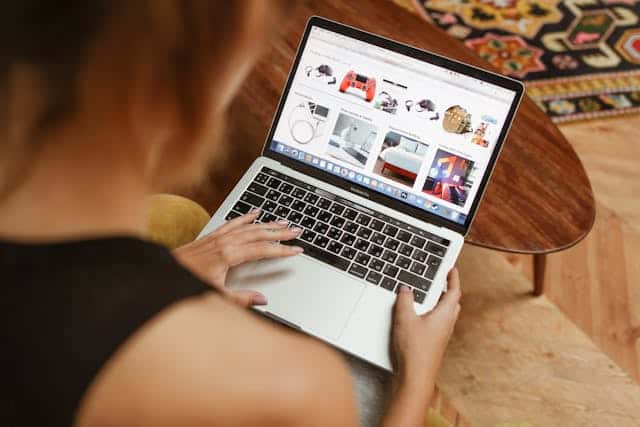 Mujer viendo desde su ordenador una tienda online.