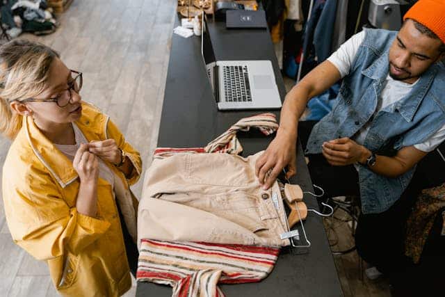 Un cliente comprando para black friday. 6 técnicas para mejorar las ventas en Black Friday.