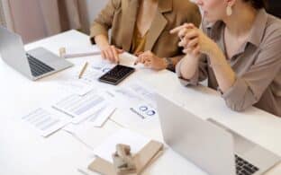 Dos mujeres evaluando financias de la empresa. La importancia de la educación financiera para empresas.