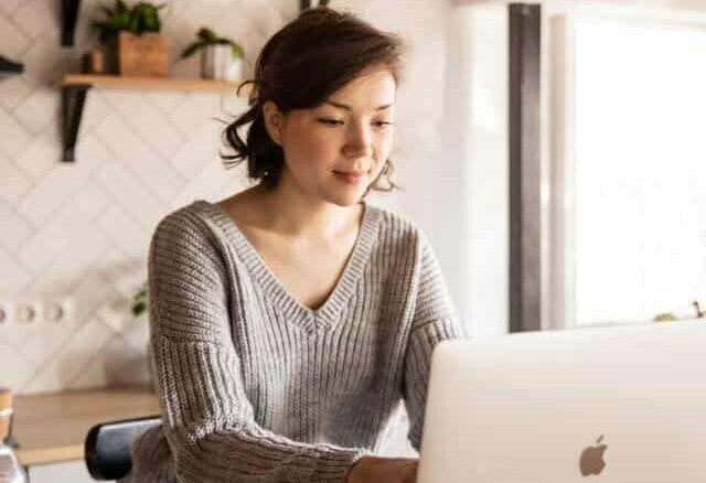 Mujer buscando financiación en tiendas online.