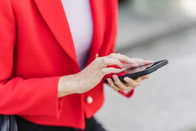 Mujer pagando a través de sus teléfono gracias al Open Banking