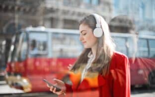 Mujer gestionando su negocio, a través del teléfono gracias al Open Banking