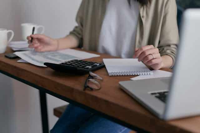 Mujer calculando finanzas. Usar la financiación como una herramienta de crecimiento.