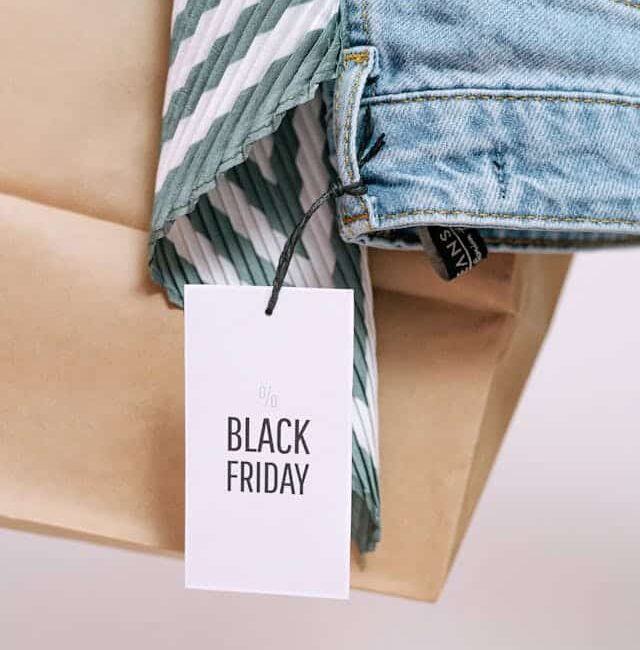 Prenda de ropa con descuento limitado de black friday. Ventajas para mejorar las ventas en Black Friday